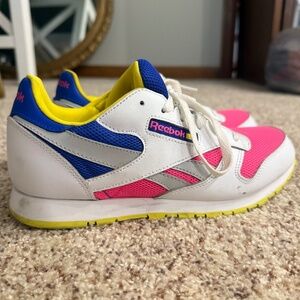 Women’s size 37 Reebok shoes.